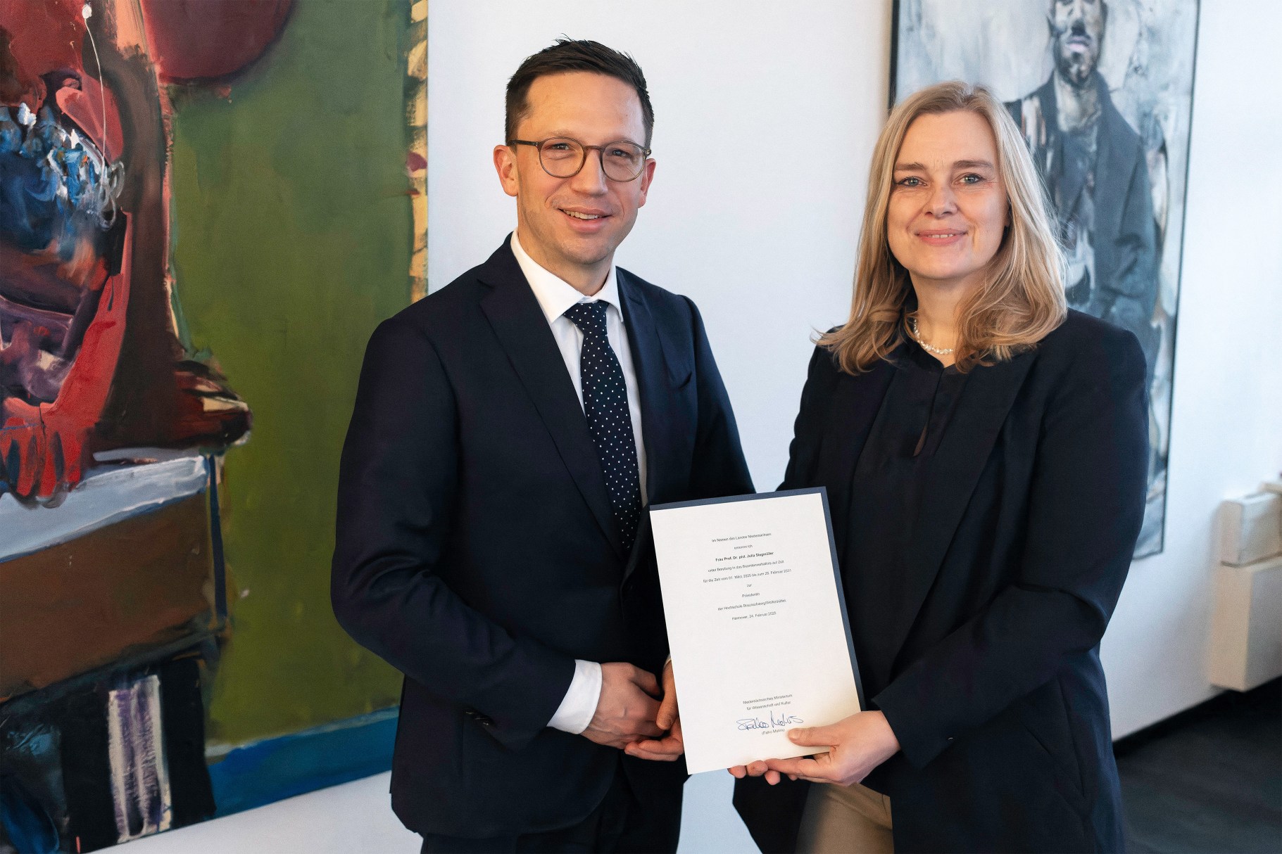 Pressefoto_Urkundenübergabe_Julia_Siegmüller_1635_WEB