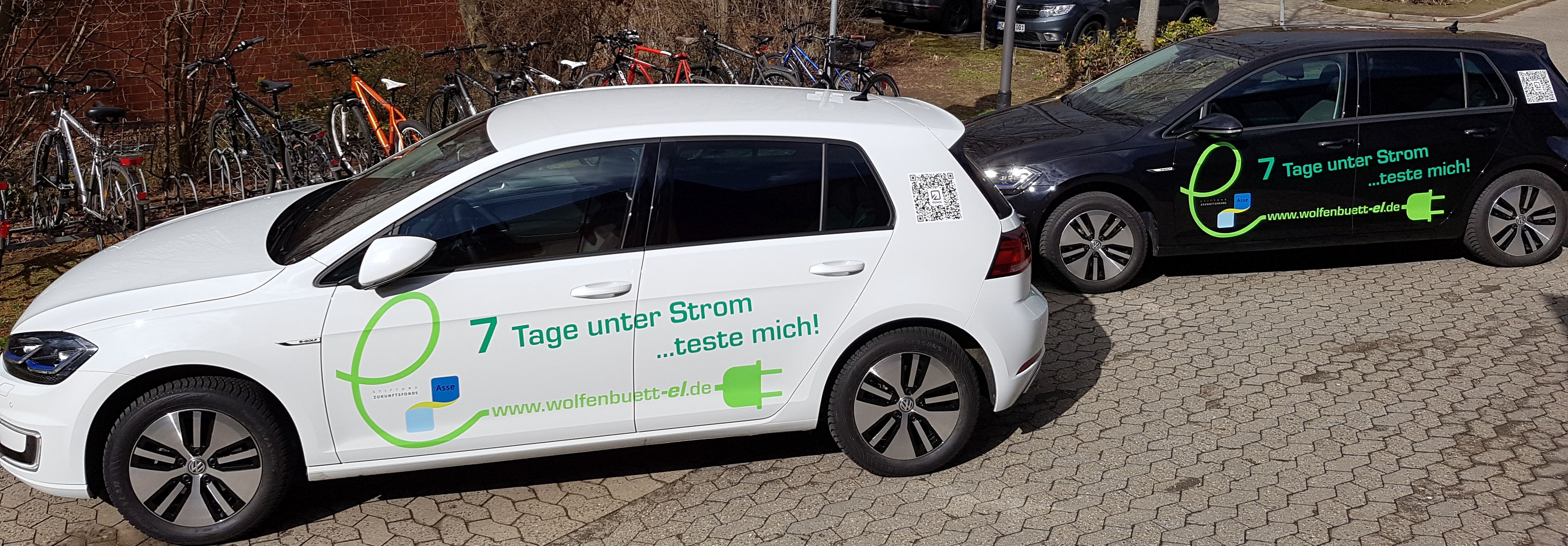 E-Golf schwarz weiß bei Sonne