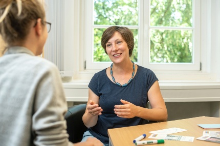 Bildbeschreibung: Beraterin und Studentin im Gespräch Bildbeschreibung: Beraterin und Studentin im Gespräch