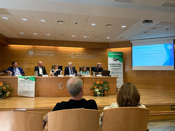 Die Vortragenden der Konferenz mit der Moderatorin in der Mitte (v.l.n.r: Prof. Dr. Bernd Marquardt, Nationaluniversität Kolumbien, Bogota; Sören Stein, LL.B.; Moderatorin Prof. Dr. Mª Teresa Díaz Aznarte, Universität Granada, Spanien; Prof. Dr. Riccardo del Punta, Universität Florenz, Italien; Prof. Dr. Roberta T. Di Rosa, Universität Palermo, Italien; Prof. Dr. Horst Call) 