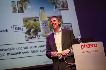 Prof. Dr. Dirk Hohm bei seinem Vortrag im Rahmen des Science Talk im Phaeno Wissenschaftstheater in Wolfsburg (Foto: phaeno, Andreas Rudolph)