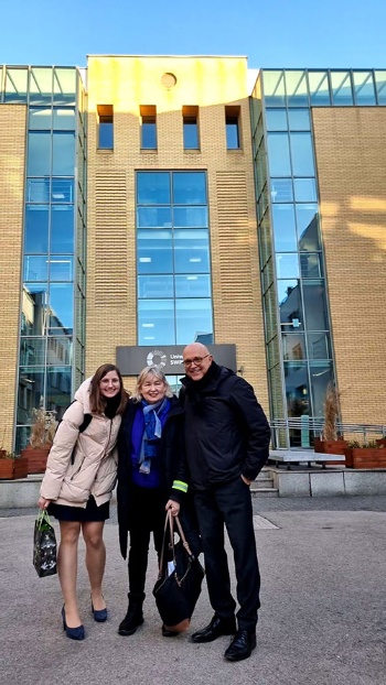 Campus der SWPS in Warschau im Februar 2025 (von links nach rechts: Dr. Jennifer Maaß LL.M.; Dr. Joana Gomula, LCIL, University of Cambridge; Prof. Dr. Winfried Huck)