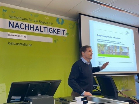 Prof. Dr.-Ing. Holger Brüggemann von der Fakultät Maschinenbau bei seinem Vortrag beim Forum Nachhaltigkeit