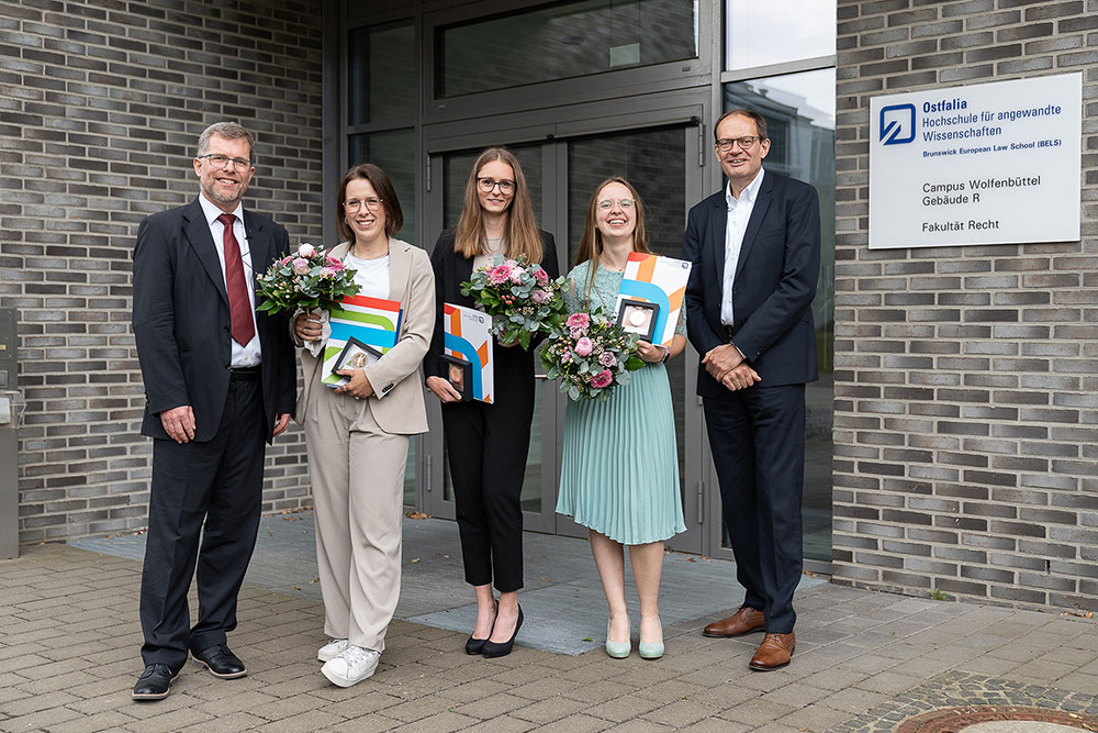  v.l.n.r.: Prof. Dr. Kai Litschen, die ausgezeichneten Absolventinnen Leonie Weber, Anika Eidmüller und Friederike Kristina Müller sowie Prof. Dr. Ralf Imhof (die Preisträgerin Irene Krieger fehlt auf dem Bild; Foto: Alec Pein)