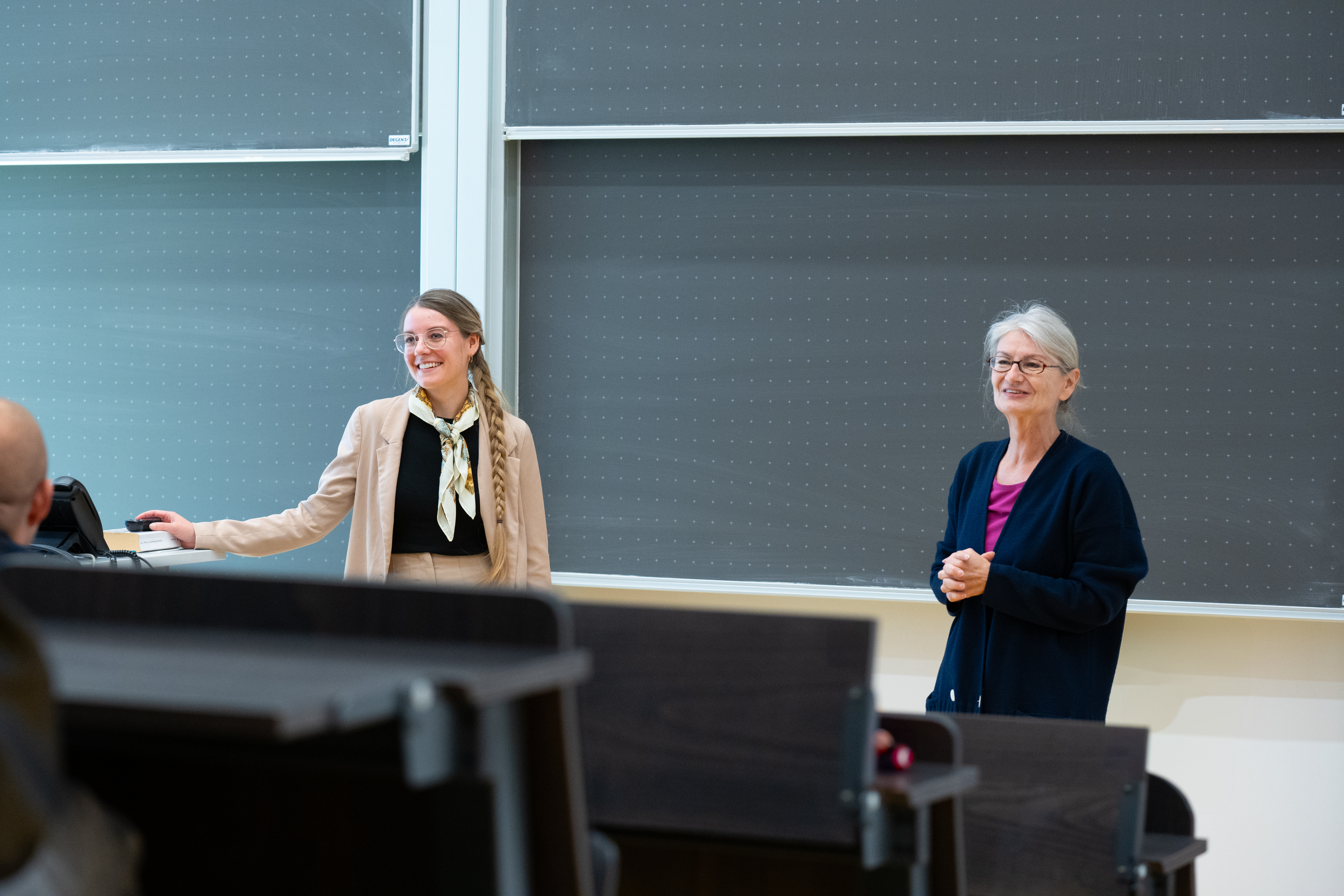 Alina Vogelsang und Christine Jahn begrüßen die Schüler_innen