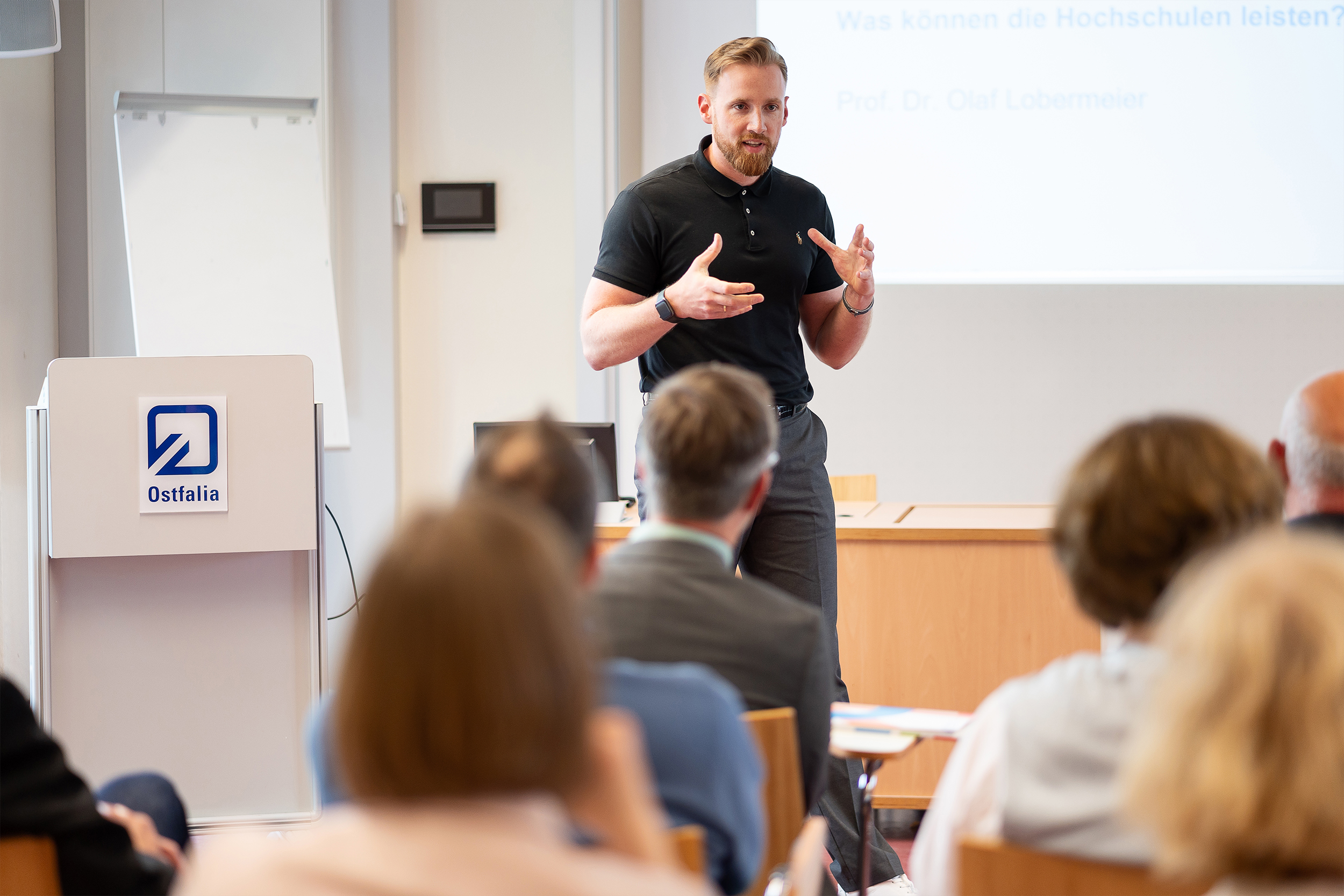 Maximilian Pink begrüßt alle Gäste