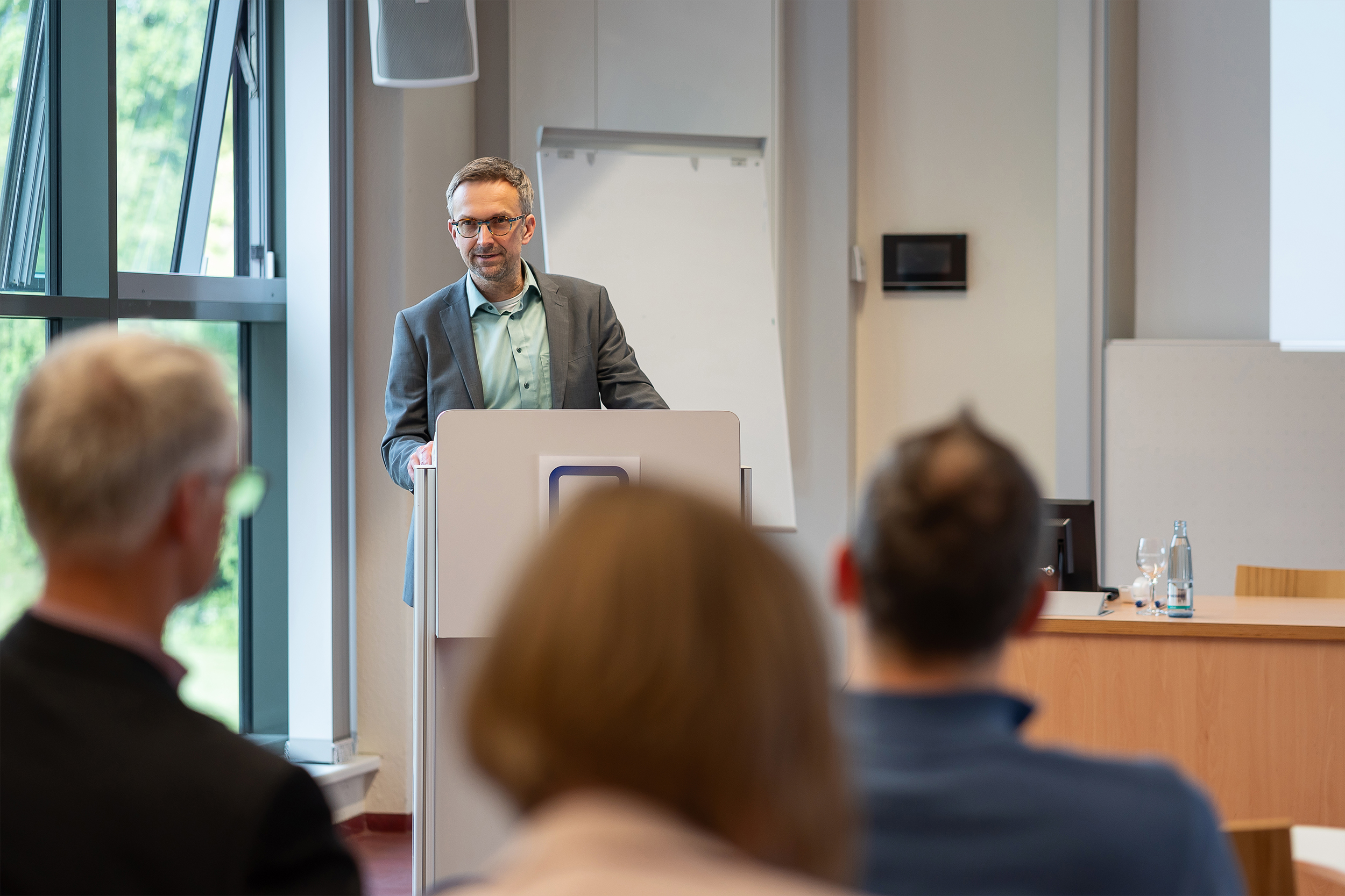 Prof. Dr. Holger Wunderlich spricht ein Grußwort